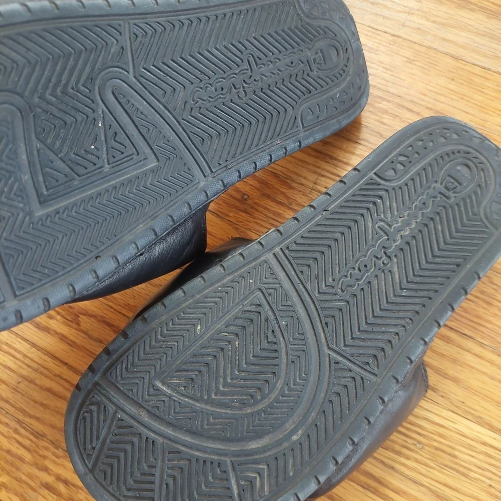 Champion Kids Black and Red Slide Sandals Youth 6 SLip-ons. (Bag D)